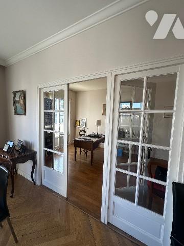 RUE DUQUESNE, dans un bel immeuble, à la vente, au 4ème étage, un appartement de trois pièces.