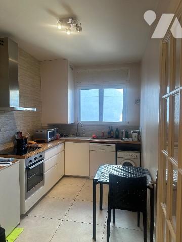 RUE DUQUESNE, dans un bel immeuble, à la vente, au 4ème étage, un appartement de trois pièces.