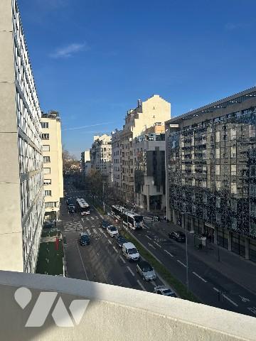 RUE DUQUESNE, dans un bel immeuble, à la vente, au 4ème étage, un appartement de trois pièces.