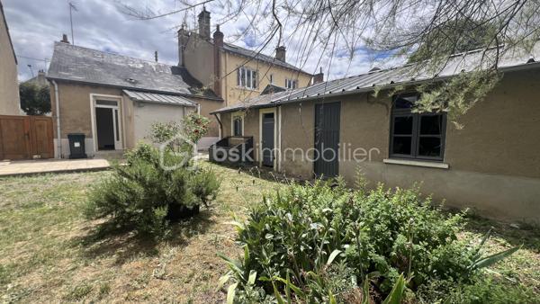 À Châteauroux, découvrez cette agréable maison de ville offrant une vie de plain-pied et un excellent potentiel d'évolution.
D'une surface habitable d'environ 62 m², elle se compose d'un salon lumineux, d'une cuisine indépendante, de deux chambres, d'une salle d'eau avec WC ainsi que d'une buanderie attenante.
Vous profiterez également d'une cave avec chaufferie, d'un grenier isolé, d'un atelier et d'un jardin clos d'environ 300 m², idéal pour profiter des beaux jours.
Côté confort, la maison bénéficie d'une chaudière gaz à condensation installée en 2013, de menuiseries PVC double vitrage.
Habitable immédiatement, ce bien propre et entretenu permettra à ses futurs occupants de moderniser progressivement les espaces selon leurs envies.
Une opportunité particulièrement adaptée à un premier achat ou à un investissement locatif grâce à son prix attractif et à ses prestations déjà en place.