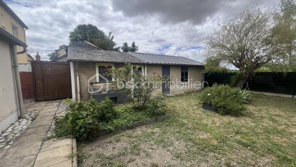 À Châteauroux, découvrez cette agréable maison de ville offrant une vie de plain-pied et un excellent potentiel d'évolution.
D'une surface habitable d'environ 62 m², elle se compose d'un salon lumineux, d'une cuisine indépendante, de deux chambres, d'une salle d'eau avec WC ainsi que d'une buanderie attenante.
Vous profiterez également d'une cave avec chaufferie, d'un grenier isolé, d'un atelier et d'un jardin clos d'environ 300 m², idéal pour profiter des beaux jours.
Côté confort, la maison bénéficie d'une chaudière gaz à condensation installée en 2013, de menuiseries PVC double vitrage.
Habitable immédiatement, ce bien propre et entretenu permettra à ses futurs occupants de moderniser progressivement les espaces selon leurs envies.
Une opportunité particulièrement adaptée à un premier achat ou à un investissement locatif grâce à son prix attractif et à ses prestations déjà en place.