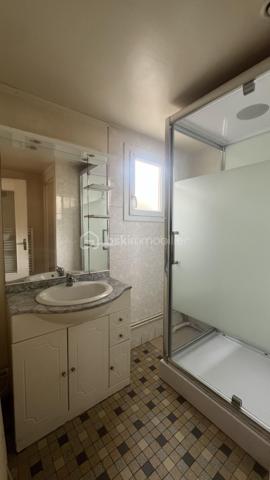 À Châteauroux, découvrez cette agréable maison de ville offrant une vie de plain-pied et un excellent potentiel d'évolution.
D'une surface habitable d'environ 62 m², elle se compose d'un salon lumineux, d'une cuisine indépendante, de deux chambres, d'une salle d'eau avec WC ainsi que d'une buanderie attenante.
Vous profiterez également d'une cave avec chaufferie, d'un grenier isolé, d'un atelier et d'un jardin clos d'environ 300 m², idéal pour profiter des beaux jours.
Côté confort, la maison bénéficie d'une chaudière gaz à condensation installée en 2013, de menuiseries PVC double vitrage.
Habitable immédiatement, ce bien propre et entretenu permettra à ses futurs occupants de moderniser progressivement les espaces selon leurs envies.
Une opportunité particulièrement adaptée à un premier achat ou à un investissement locatif grâce à son prix attractif et à ses prestations déjà en place.