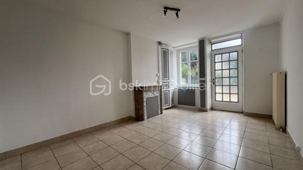 À Châteauroux, découvrez cette agréable maison de ville offrant une vie de plain-pied et un excellent potentiel d'évolution.
D'une surface habitable d'environ 62 m², elle se compose d'un salon lumineux, d'une cuisine indépendante, de deux chambres, d'une salle d'eau avec WC ainsi que d'une buanderie attenante.
Vous profiterez également d'une cave avec chaufferie, d'un grenier isolé, d'un atelier et d'un jardin clos d'environ 300 m², idéal pour profiter des beaux jours.
Côté confort, la maison bénéficie d'une chaudière gaz à condensation installée en 2013, de menuiseries PVC double vitrage.
Habitable immédiatement, ce bien propre et entretenu permettra à ses futurs occupants de moderniser progressivement les espaces selon leurs envies.
Une opportunité particulièrement adaptée à un premier achat ou à un investissement locatif grâce à son prix attractif et à ses prestations déjà en place.