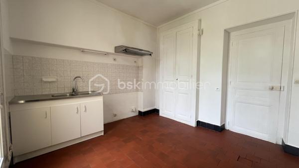 À Châteauroux, découvrez cette agréable maison de ville offrant une vie de plain-pied et un excellent potentiel d'évolution.
D'une surface habitable d'environ 62 m², elle se compose d'un salon lumineux, d'une cuisine indépendante, de deux chambres, d'une salle d'eau avec WC ainsi que d'une buanderie attenante.
Vous profiterez également d'une cave avec chaufferie, d'un grenier isolé, d'un atelier et d'un jardin clos d'environ 300 m², idéal pour profiter des beaux jours.
Côté confort, la maison bénéficie d'une chaudière gaz à condensation installée en 2013, de menuiseries PVC double vitrage.
Habitable immédiatement, ce bien propre et entretenu permettra à ses futurs occupants de moderniser progressivement les espaces selon leurs envies.
Une opportunité particulièrement adaptée à un premier achat ou à un investissement locatif grâce à son prix attractif et à ses prestations déjà en place.