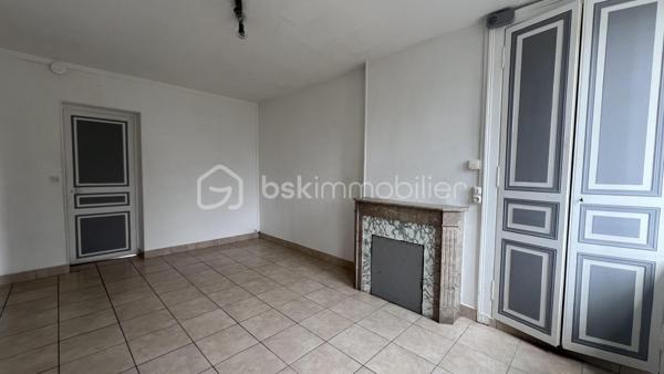 À Châteauroux, découvrez cette agréable maison de ville offrant une vie de plain-pied et un excellent potentiel d'évolution.
D'une surface habitable d'environ 62 m², elle se compose d'un salon lumineux, d'une cuisine indépendante, de deux chambres, d'une salle d'eau avec WC ainsi que d'une buanderie attenante.
Vous profiterez également d'une cave avec chaufferie, d'un grenier isolé, d'un atelier et d'un jardin clos d'environ 300 m², idéal pour profiter des beaux jours.
Côté confort, la maison bénéficie d'une chaudière gaz à condensation installée en 2013, de menuiseries PVC double vitrage.
Habitable immédiatement, ce bien propre et entretenu permettra à ses futurs occupants de moderniser progressivement les espaces selon leurs envies.
Une opportunité particulièrement adaptée à un premier achat ou à un investissement locatif grâce à son prix attractif et à ses prestations déjà en place.