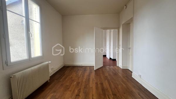 À Châteauroux, découvrez cette agréable maison de ville offrant une vie de plain-pied et un excellent potentiel d'évolution.
D'une surface habitable d'environ 62 m², elle se compose d'un salon lumineux, d'une cuisine indépendante, de deux chambres, d'une salle d'eau avec WC ainsi que d'une buanderie attenante.
Vous profiterez également d'une cave avec chaufferie, d'un grenier isolé, d'un atelier et d'un jardin clos d'environ 300 m², idéal pour profiter des beaux jours.
Côté confort, la maison bénéficie d'une chaudière gaz à condensation installée en 2013, de menuiseries PVC double vitrage.
Habitable immédiatement, ce bien propre et entretenu permettra à ses futurs occupants de moderniser progressivement les espaces selon leurs envies.
Une opportunité particulièrement adaptée à un premier achat ou à un investissement locatif grâce à son prix attractif et à ses prestations déjà en place.