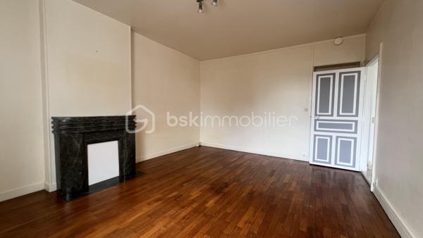 À Châteauroux, découvrez cette agréable maison de ville offrant une vie de plain-pied et un excellent potentiel d'évolution.
D'une surface habitable d'environ 62 m², elle se compose d'un salon lumineux, d'une cuisine indépendante, de deux chambres, d'une salle d'eau avec WC ainsi que d'une buanderie attenante.
Vous profiterez également d'une cave avec chaufferie, d'un grenier isolé, d'un atelier et d'un jardin clos d'environ 300 m², idéal pour profiter des beaux jours.
Côté confort, la maison bénéficie d'une chaudière gaz à condensation installée en 2013, de menuiseries PVC double vitrage.
Habitable immédiatement, ce bien propre et entretenu permettra à ses futurs occupants de moderniser progressivement les espaces selon leurs envies.
Une opportunité particulièrement adaptée à un premier achat ou à un investissement locatif grâce à son prix attractif et à ses prestations déjà en place.