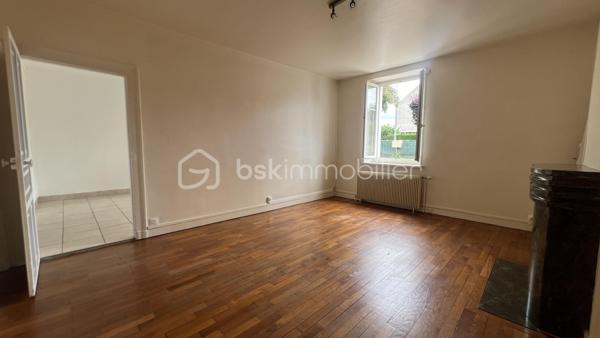 À Châteauroux, découvrez cette agréable maison de ville offrant une vie de plain-pied et un excellent potentiel d'évolution.
D'une surface habitable d'environ 62 m², elle se compose d'un salon lumineux, d'une cuisine indépendante, de deux chambres, d'une salle d'eau avec WC ainsi que d'une buanderie attenante.
Vous profiterez également d'une cave avec chaufferie, d'un grenier isolé, d'un atelier et d'un jardin clos d'environ 300 m², idéal pour profiter des beaux jours.
Côté confort, la maison bénéficie d'une chaudière gaz à condensation installée en 2013, de menuiseries PVC double vitrage.
Habitable immédiatement, ce bien propre et entretenu permettra à ses futurs occupants de moderniser progressivement les espaces selon leurs envies.
Une opportunité particulièrement adaptée à un premier achat ou à un investissement locatif grâce à son prix attractif et à ses prestations déjà en place.