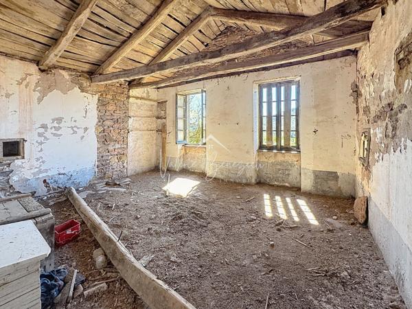Saint-Affrique (12400) Maison de village en pierres à rénover – Fort potentiel