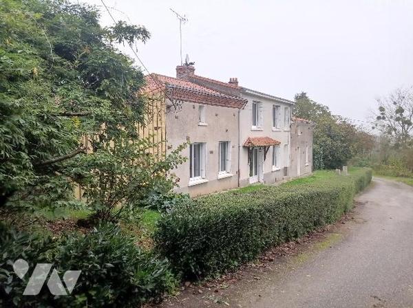 Maison dans un hameau à vendre