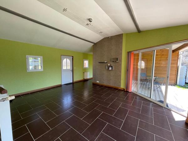 Plongez dans l’authenticité et le caractère d’une ancienne ferme magnifiquement réhabilitée à Maisons, où le charme d’hier rencontre le confort d’aujourd’hui, le tout dans un écrin de verdure à deux pas des commodités.