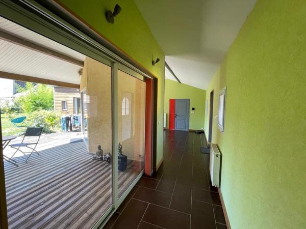 Plongez dans l’authenticité et le caractère d’une ancienne ferme magnifiquement réhabilitée à Maisons, où le charme d’hier rencontre le confort d’aujourd’hui, le tout dans un écrin de verdure à deux pas des commodités.