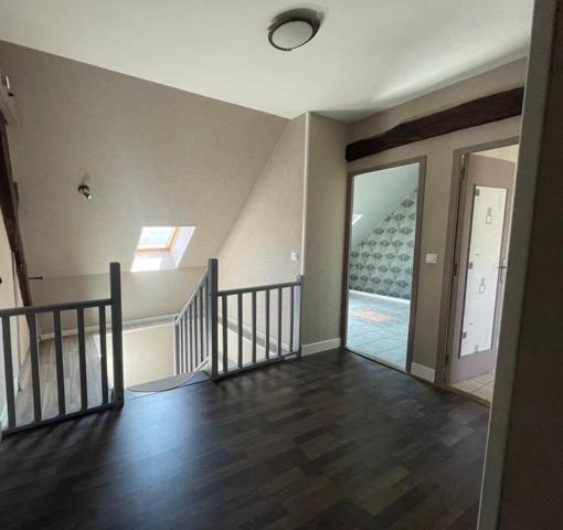 Plongez dans l’authenticité et le caractère d’une ancienne ferme magnifiquement réhabilitée à Maisons, où le charme d’hier rencontre le confort d’aujourd’hui, le tout dans un écrin de verdure à deux pas des commodités.