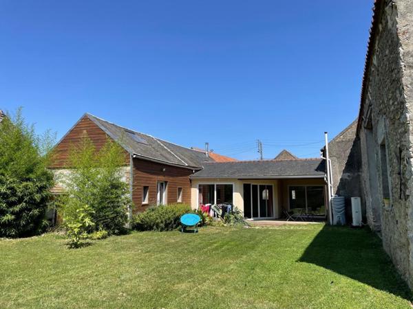 Plongez dans l’authenticité et le caractère d’une ancienne ferme magnifiquement réhabilitée à Maisons, où le charme d’hier rencontre le confort d’aujourd’hui, le tout dans un écrin de verdure à deux pas des commodités.