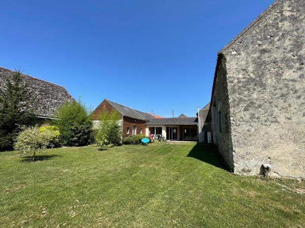 Plongez dans l’authenticité et le caractère d’une ancienne ferme magnifiquement réhabilitée à Maisons, où le charme d’hier rencontre le confort d’aujourd’hui, le tout dans un écrin de verdure à deux pas des commodités.