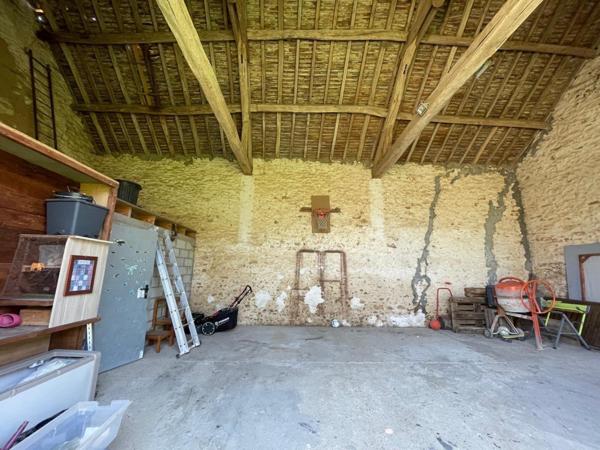 Plongez dans l’authenticité et le caractère d’une ancienne ferme magnifiquement réhabilitée à Maisons, où le charme d’hier rencontre le confort d’aujourd’hui, le tout dans un écrin de verdure à deux pas des commodités.