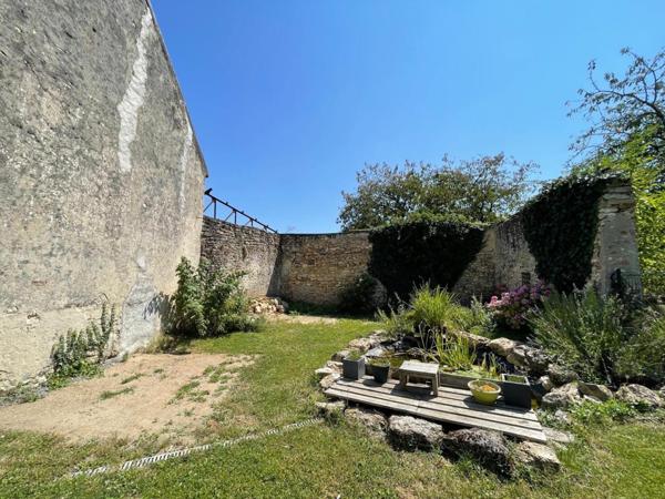 Plongez dans l’authenticité et le caractère d’une ancienne ferme magnifiquement réhabilitée à Maisons, où le charme d’hier rencontre le confort d’aujourd’hui, le tout dans un écrin de verdure à deux pas des commodités.