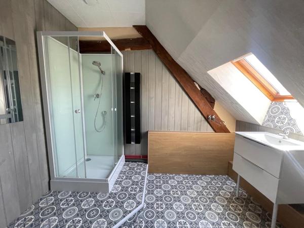 Plongez dans l’authenticité et le caractère d’une ancienne ferme magnifiquement réhabilitée à Maisons, où le charme d’hier rencontre le confort d’aujourd’hui, le tout dans un écrin de verdure à deux pas des commodités.