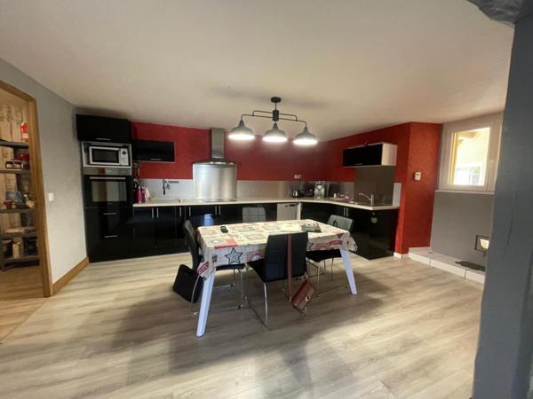 Plongez dans l’authenticité et le caractère d’une ancienne ferme magnifiquement réhabilitée à Maisons, où le charme d’hier rencontre le confort d’aujourd’hui, le tout dans un écrin de verdure à deux pas des commodités.