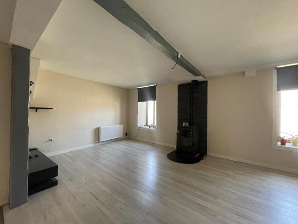 Plongez dans l’authenticité et le caractère d’une ancienne ferme magnifiquement réhabilitée à Maisons, où le charme d’hier rencontre le confort d’aujourd’hui, le tout dans un écrin de verdure à deux pas des commodités.