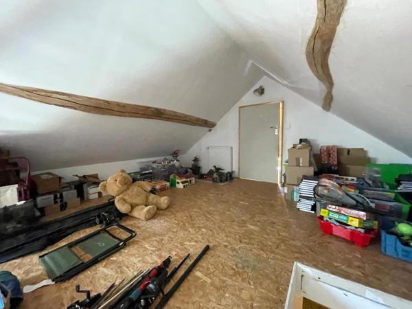 Plongez dans l’authenticité et le caractère d’une ancienne ferme magnifiquement réhabilitée à Maisons, où le charme d’hier rencontre le confort d’aujourd’hui, le tout dans un écrin de verdure à deux pas des commodités.