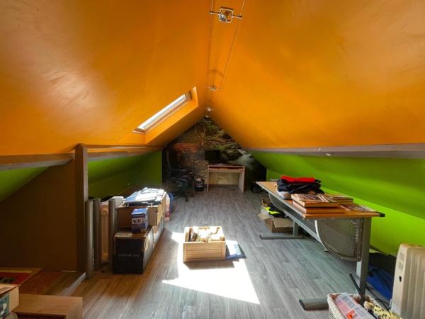 Plongez dans l’authenticité et le caractère d’une ancienne ferme magnifiquement réhabilitée à Maisons, où le charme d’hier rencontre le confort d’aujourd’hui, le tout dans un écrin de verdure à deux pas des commodités.