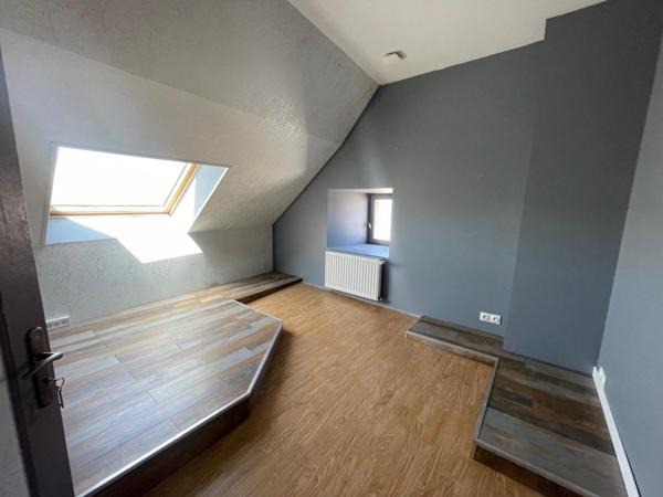 Plongez dans l’authenticité et le caractère d’une ancienne ferme magnifiquement réhabilitée à Maisons, où le charme d’hier rencontre le confort d’aujourd’hui, le tout dans un écrin de verdure à deux pas des commodités.