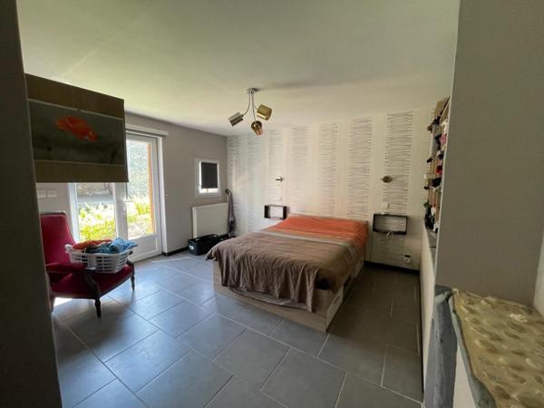 Plongez dans l’authenticité et le caractère d’une ancienne ferme magnifiquement réhabilitée à Maisons, où le charme d’hier rencontre le confort d’aujourd’hui, le tout dans un écrin de verdure à deux pas des commodités.