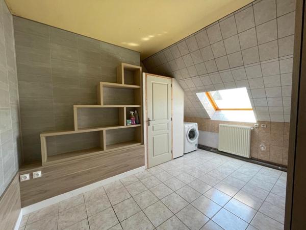 Plongez dans l’authenticité et le caractère d’une ancienne ferme magnifiquement réhabilitée à Maisons, où le charme d’hier rencontre le confort d’aujourd’hui, le tout dans un écrin de verdure à deux pas des commodités.