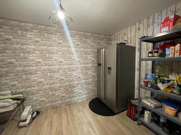 Plongez dans l’authenticité et le caractère d’une ancienne ferme magnifiquement réhabilitée à Maisons, où le charme d’hier rencontre le confort d’aujourd’hui, le tout dans un écrin de verdure à deux pas des commodités.