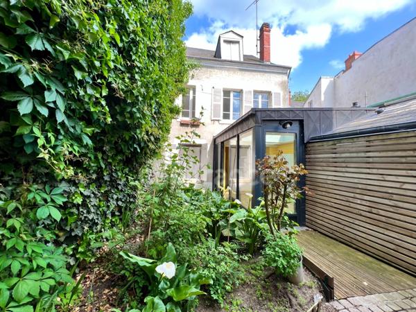 ORLEANS CENTRE VILLE et Bords de Loire à vendre belle MAISON DE VILLE double réception, 5 chambres, terrasse bois sur jardinet avec garage