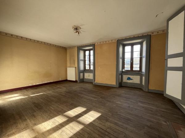 Maison 40 000 € Confolens 5 p 106 m² DPE E
