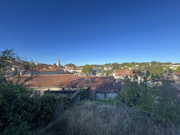 Maison 40 000 € Confolens 5 p 106 m² DPE E