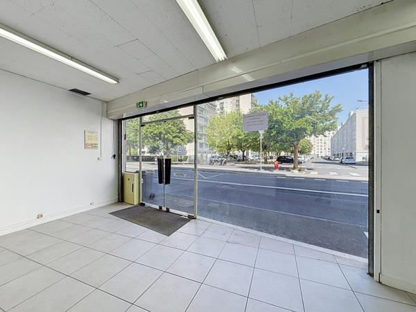 Local Commercial
         5 pièces
        - 196 m² 375 000 € *