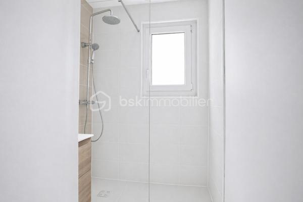 Marseille 10e – T3 rénové – 51 m² – 8e étage – Vue dégagée- Balcon –  Cave

Au sein d’une copropriété sécurisée avec ascenseur, découvrez ce bel appartement T3 de 51 m² entièrement rénové, cuisine équipée neuve ( lave vaisselle, plaque, four, hotte)bien agencé, situé au 8e étage sur 9.

Traversant et très lumineux, il offre une très belle vue dégagée sur Marseille ainsi qu’un cadre de vie confortable sans travaux à prévoir.

Il se compose d’un séjour lumineux ouvrant sur un balcon, d’une cuisine moderne entièrement équipée, de 2 chambres, d'un dressing, d’une salle d’eau contemporaine avec douche à l’italienne ainsi que de nombreux rangements.

Vous apprécierez également le chauffage individuel, le classement énergétique C, les menuiseries en double vitrage et la rénovation récente réalisée avec goût.

Une cave complète ce bien. 

Un garage fermé est disponible à la vente en sus du prix 

Idéal primo-accédant, jeune couple, petite famille ou investissement locatif.

À proximité immédiate des commerces, transports, axes autoroutiers, écoles et commodités.

À visiter rapidement.