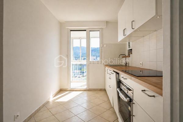 Marseille 10e – T3 rénové – 51 m² – 8e étage – Vue dégagée- Balcon –  Cave

Au sein d’une copropriété sécurisée avec ascenseur, découvrez ce bel appartement T3 de 51 m² entièrement rénové, cuisine équipée neuve ( lave vaisselle, plaque, four, hotte)bien agencé, situé au 8e étage sur 9.

Traversant et très lumineux, il offre une très belle vue dégagée sur Marseille ainsi qu’un cadre de vie confortable sans travaux à prévoir.

Il se compose d’un séjour lumineux ouvrant sur un balcon, d’une cuisine moderne entièrement équipée, de 2 chambres, d'un dressing, d’une salle d’eau contemporaine avec douche à l’italienne ainsi que de nombreux rangements.

Vous apprécierez également le chauffage individuel, le classement énergétique C, les menuiseries en double vitrage et la rénovation récente réalisée avec goût.

Une cave complète ce bien. 

Un garage fermé est disponible à la vente en sus du prix 

Idéal primo-accédant, jeune couple, petite famille ou investissement locatif.

À proximité immédiate des commerces, transports, axes autoroutiers, écoles et commodités.

À visiter rapidement.