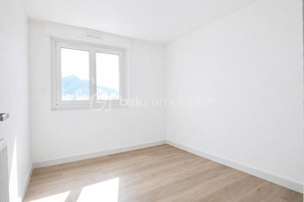 Marseille 10e – T3 rénové – 51 m² – 8e étage – Vue dégagée- Balcon –  Cave

Au sein d’une copropriété sécurisée avec ascenseur, découvrez ce bel appartement T3 de 51 m² entièrement rénové, cuisine équipée neuve ( lave vaisselle, plaque, four, hotte)bien agencé, situé au 8e étage sur 9.

Traversant et très lumineux, il offre une très belle vue dégagée sur Marseille ainsi qu’un cadre de vie confortable sans travaux à prévoir.

Il se compose d’un séjour lumineux ouvrant sur un balcon, d’une cuisine moderne entièrement équipée, de 2 chambres, d'un dressing, d’une salle d’eau contemporaine avec douche à l’italienne ainsi que de nombreux rangements.

Vous apprécierez également le chauffage individuel, le classement énergétique C, les menuiseries en double vitrage et la rénovation récente réalisée avec goût.

Une cave complète ce bien. 

Un garage fermé est disponible à la vente en sus du prix 

Idéal primo-accédant, jeune couple, petite famille ou investissement locatif.

À proximité immédiate des commerces, transports, axes autoroutiers, écoles et commodités.

À visiter rapidement.