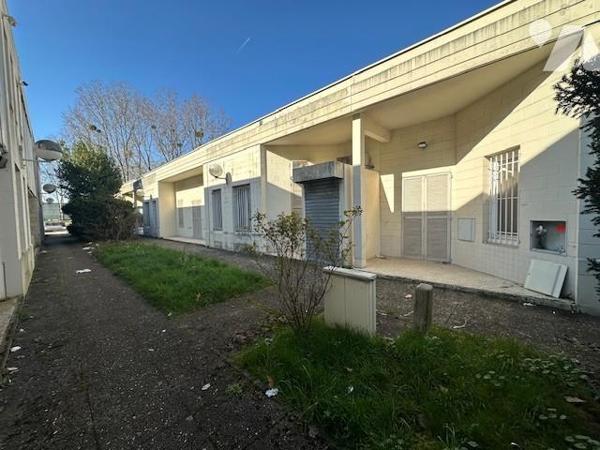 Local mixte Entrepôt - Bureaux de 106.52 m²