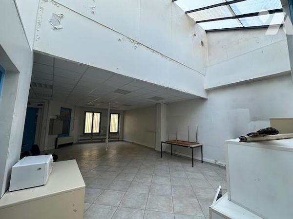 Local mixte Entrepôt - Bureaux de 106.52 m²