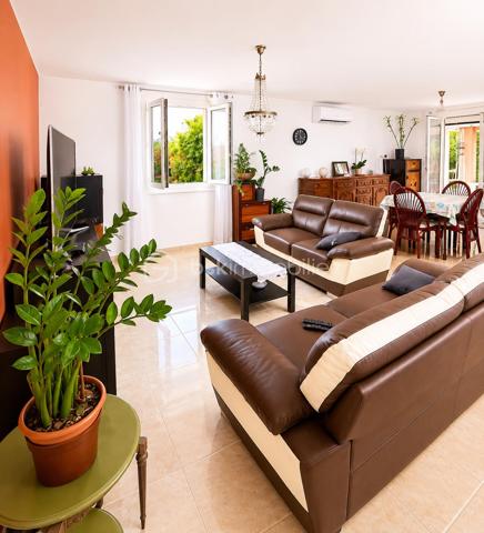 Vous cherchez une maison clé en main, au calme, où il y fait bon vivre dès le premier jour ?

Cette charmante maison familiale de plain-pied située au sein d'une résidence paisible , pourrait bien être celle que vous attendiez.

Dès l'entrée, le coup de cœur opère :

Une superbe pièce de vie de 45 m2 baignée de lumière, et  sa cuisine ouverte pensée pour des moments de convivialité et de partage. Véritable atout supplémentaire : une véranda /terrasse couverte de 15 m2 prolonge harmonieusement la maison et crée un espace de vie supplémentaire agréable en toute saison . 

L'espace nuit se compose de trois chambres avec une salle d'eau et un WC indépendant pour plus de praticité ;

Les + :
. Un Confort assuré en toute saison grâce à la climatisation ;
. Plusieurs stationnements possibles ;
. Un garage servant d'atelier et sa buanderie pouvant potentiellement être transformé.
. Aucun vis à vis ;
. Un Environnement calme et verdoyant ;
. Maison non mitoyenne
. A Proximité des commodités et axes autoroutiers.

Un bien rare sur le secteur, idéal pour les familles ou pour ceux qui souhaitent vivre de plain-pied dans un cadre serein.

N'hésitez pas à nous solliciter. Disponible 7 jours / 7