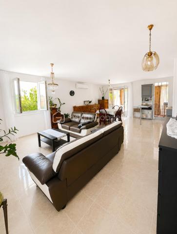 Vous cherchez une maison clé en main, au calme, où il y fait bon vivre dès le premier jour ?

Cette charmante maison familiale de plain-pied située au sein d'une résidence paisible , pourrait bien être celle que vous attendiez.

Dès l'entrée, le coup de cœur opère :

Une superbe pièce de vie de 45 m2 baignée de lumière, et  sa cuisine ouverte pensée pour des moments de convivialité et de partage. Véritable atout supplémentaire : une véranda /terrasse couverte de 15 m2 prolonge harmonieusement la maison et crée un espace de vie supplémentaire agréable en toute saison . 

L'espace nuit se compose de trois chambres avec une salle d'eau et un WC indépendant pour plus de praticité ;

Les + :
. Un Confort assuré en toute saison grâce à la climatisation ;
. Plusieurs stationnements possibles ;
. Un garage servant d'atelier et sa buanderie pouvant potentiellement être transformé.
. Aucun vis à vis ;
. Un Environnement calme et verdoyant ;
. Maison non mitoyenne
. A Proximité des commodités et axes autoroutiers.

Un bien rare sur le secteur, idéal pour les familles ou pour ceux qui souhaitent vivre de plain-pied dans un cadre serein.

N'hésitez pas à nous solliciter. Disponible 7 jours / 7