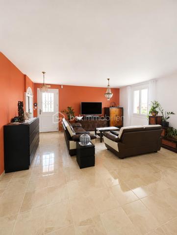 Vous cherchez une maison clé en main, au calme, où il y fait bon vivre dès le premier jour ?

Cette charmante maison familiale de plain-pied située au sein d'une résidence paisible , pourrait bien être celle que vous attendiez.

Dès l'entrée, le coup de cœur opère :

Une superbe pièce de vie de 45 m2 baignée de lumière, et  sa cuisine ouverte pensée pour des moments de convivialité et de partage. Véritable atout supplémentaire : une véranda /terrasse couverte de 15 m2 prolonge harmonieusement la maison et crée un espace de vie supplémentaire agréable en toute saison . 

L'espace nuit se compose de trois chambres avec une salle d'eau et un WC indépendant pour plus de praticité ;

Les + :
. Un Confort assuré en toute saison grâce à la climatisation ;
. Plusieurs stationnements possibles ;
. Un garage servant d'atelier et sa buanderie pouvant potentiellement être transformé.
. Aucun vis à vis ;
. Un Environnement calme et verdoyant ;
. Maison non mitoyenne
. A Proximité des commodités et axes autoroutiers.

Un bien rare sur le secteur, idéal pour les familles ou pour ceux qui souhaitent vivre de plain-pied dans un cadre serein.

N'hésitez pas à nous solliciter. Disponible 7 jours / 7