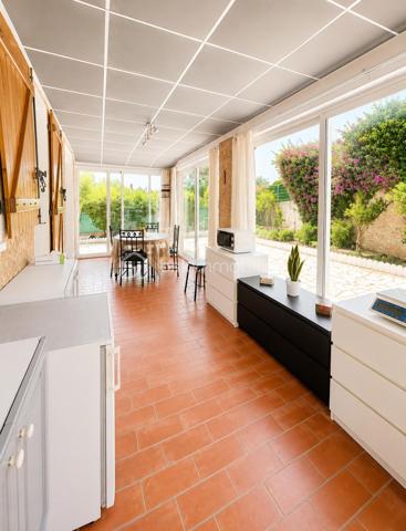 Vous cherchez une maison clé en main, au calme, où il y fait bon vivre dès le premier jour ?

Cette charmante maison familiale de plain-pied située au sein d'une résidence paisible , pourrait bien être celle que vous attendiez.

Dès l'entrée, le coup de cœur opère :

Une superbe pièce de vie de 45 m2 baignée de lumière, et  sa cuisine ouverte pensée pour des moments de convivialité et de partage. Véritable atout supplémentaire : une véranda /terrasse couverte de 15 m2 prolonge harmonieusement la maison et crée un espace de vie supplémentaire agréable en toute saison . 

L'espace nuit se compose de trois chambres avec une salle d'eau et un WC indépendant pour plus de praticité ;

Les + :
. Un Confort assuré en toute saison grâce à la climatisation ;
. Plusieurs stationnements possibles ;
. Un garage servant d'atelier et sa buanderie pouvant potentiellement être transformé.
. Aucun vis à vis ;
. Un Environnement calme et verdoyant ;
. Maison non mitoyenne
. A Proximité des commodités et axes autoroutiers.

Un bien rare sur le secteur, idéal pour les familles ou pour ceux qui souhaitent vivre de plain-pied dans un cadre serein.

N'hésitez pas à nous solliciter. Disponible 7 jours / 7