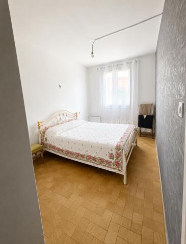 Vous cherchez une maison clé en main, au calme, où il y fait bon vivre dès le premier jour ?

Cette charmante maison familiale de plain-pied située au sein d'une résidence paisible , pourrait bien être celle que vous attendiez.

Dès l'entrée, le coup de cœur opère :

Une superbe pièce de vie de 45 m2 baignée de lumière, et  sa cuisine ouverte pensée pour des moments de convivialité et de partage. Véritable atout supplémentaire : une véranda /terrasse couverte de 15 m2 prolonge harmonieusement la maison et crée un espace de vie supplémentaire agréable en toute saison . 

L'espace nuit se compose de trois chambres avec une salle d'eau et un WC indépendant pour plus de praticité ;

Les + :
. Un Confort assuré en toute saison grâce à la climatisation ;
. Plusieurs stationnements possibles ;
. Un garage servant d'atelier et sa buanderie pouvant potentiellement être transformé.
. Aucun vis à vis ;
. Un Environnement calme et verdoyant ;
. Maison non mitoyenne
. A Proximité des commodités et axes autoroutiers.

Un bien rare sur le secteur, idéal pour les familles ou pour ceux qui souhaitent vivre de plain-pied dans un cadre serein.

N'hésitez pas à nous solliciter. Disponible 7 jours / 7