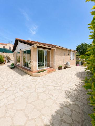 Vous cherchez une maison clé en main, au calme, où il y fait bon vivre dès le premier jour ?

Cette charmante maison familiale de plain-pied située au sein d'une résidence paisible , pourrait bien être celle que vous attendiez.

Dès l'entrée, le coup de cœur opère :

Une superbe pièce de vie de 45 m2 baignée de lumière, et  sa cuisine ouverte pensée pour des moments de convivialité et de partage. Véritable atout supplémentaire : une véranda /terrasse couverte de 15 m2 prolonge harmonieusement la maison et crée un espace de vie supplémentaire agréable en toute saison . 

L'espace nuit se compose de trois chambres avec une salle d'eau et un WC indépendant pour plus de praticité ;

Les + :
. Un Confort assuré en toute saison grâce à la climatisation ;
. Plusieurs stationnements possibles ;
. Un garage servant d'atelier et sa buanderie pouvant potentiellement être transformé.
. Aucun vis à vis ;
. Un Environnement calme et verdoyant ;
. Maison non mitoyenne
. A Proximité des commodités et axes autoroutiers.

Un bien rare sur le secteur, idéal pour les familles ou pour ceux qui souhaitent vivre de plain-pied dans un cadre serein.

N'hésitez pas à nous solliciter. Disponible 7 jours / 7