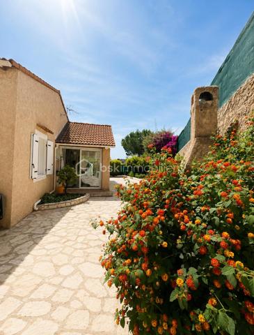 Vous cherchez une maison clé en main, au calme, où il y fait bon vivre dès le premier jour ?

Cette charmante maison familiale de plain-pied située au sein d'une résidence paisible , pourrait bien être celle que vous attendiez.

Dès l'entrée, le coup de cœur opère :

Une superbe pièce de vie de 45 m2 baignée de lumière, et  sa cuisine ouverte pensée pour des moments de convivialité et de partage. Véritable atout supplémentaire : une véranda /terrasse couverte de 15 m2 prolonge harmonieusement la maison et crée un espace de vie supplémentaire agréable en toute saison . 

L'espace nuit se compose de trois chambres avec une salle d'eau et un WC indépendant pour plus de praticité ;

Les + :
. Un Confort assuré en toute saison grâce à la climatisation ;
. Plusieurs stationnements possibles ;
. Un garage servant d'atelier et sa buanderie pouvant potentiellement être transformé.
. Aucun vis à vis ;
. Un Environnement calme et verdoyant ;
. Maison non mitoyenne
. A Proximité des commodités et axes autoroutiers.

Un bien rare sur le secteur, idéal pour les familles ou pour ceux qui souhaitent vivre de plain-pied dans un cadre serein.

N'hésitez pas à nous solliciter. Disponible 7 jours / 7