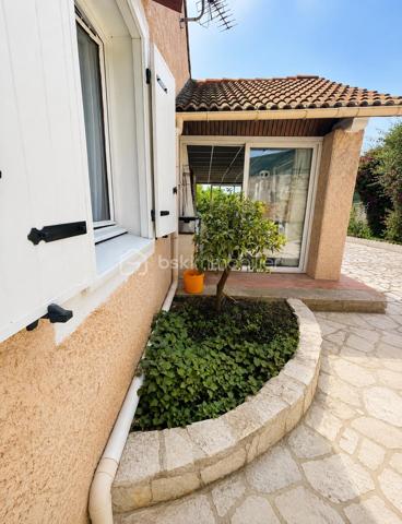 Vous cherchez une maison clé en main, au calme, où il y fait bon vivre dès le premier jour ?

Cette charmante maison familiale de plain-pied située au sein d'une résidence paisible , pourrait bien être celle que vous attendiez.

Dès l'entrée, le coup de cœur opère :

Une superbe pièce de vie de 45 m2 baignée de lumière, et  sa cuisine ouverte pensée pour des moments de convivialité et de partage. Véritable atout supplémentaire : une véranda /terrasse couverte de 15 m2 prolonge harmonieusement la maison et crée un espace de vie supplémentaire agréable en toute saison . 

L'espace nuit se compose de trois chambres avec une salle d'eau et un WC indépendant pour plus de praticité ;

Les + :
. Un Confort assuré en toute saison grâce à la climatisation ;
. Plusieurs stationnements possibles ;
. Un garage servant d'atelier et sa buanderie pouvant potentiellement être transformé.
. Aucun vis à vis ;
. Un Environnement calme et verdoyant ;
. Maison non mitoyenne
. A Proximité des commodités et axes autoroutiers.

Un bien rare sur le secteur, idéal pour les familles ou pour ceux qui souhaitent vivre de plain-pied dans un cadre serein.

N'hésitez pas à nous solliciter. Disponible 7 jours / 7