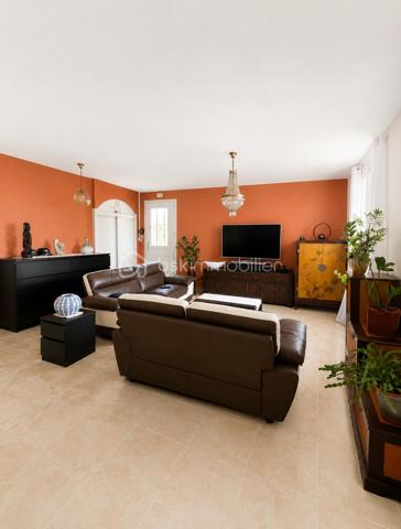 Vous cherchez une maison clé en main, au calme, où il y fait bon vivre dès le premier jour ?

Cette charmante maison familiale de plain-pied située au sein d'une résidence paisible , pourrait bien être celle que vous attendiez.

Dès l'entrée, le coup de cœur opère :

Une superbe pièce de vie de 45 m2 baignée de lumière, et  sa cuisine ouverte pensée pour des moments de convivialité et de partage. Véritable atout supplémentaire : une véranda /terrasse couverte de 15 m2 prolonge harmonieusement la maison et crée un espace de vie supplémentaire agréable en toute saison . 

L'espace nuit se compose de trois chambres avec une salle d'eau et un WC indépendant pour plus de praticité ;

Les + :
. Un Confort assuré en toute saison grâce à la climatisation ;
. Plusieurs stationnements possibles ;
. Un garage servant d'atelier et sa buanderie pouvant potentiellement être transformé.
. Aucun vis à vis ;
. Un Environnement calme et verdoyant ;
. Maison non mitoyenne
. A Proximité des commodités et axes autoroutiers.

Un bien rare sur le secteur, idéal pour les familles ou pour ceux qui souhaitent vivre de plain-pied dans un cadre serein.

N'hésitez pas à nous solliciter. Disponible 7 jours / 7