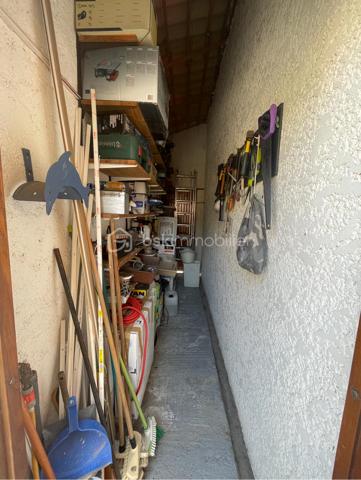 Vous cherchez une maison clé en main, au calme, où il y fait bon vivre dès le premier jour ?

Cette charmante maison familiale de plain-pied située au sein d'une résidence paisible , pourrait bien être celle que vous attendiez.

Dès l'entrée, le coup de cœur opère :

Une superbe pièce de vie de 45 m2 baignée de lumière, et  sa cuisine ouverte pensée pour des moments de convivialité et de partage. Véritable atout supplémentaire : une véranda /terrasse couverte de 15 m2 prolonge harmonieusement la maison et crée un espace de vie supplémentaire agréable en toute saison . 

L'espace nuit se compose de trois chambres avec une salle d'eau et un WC indépendant pour plus de praticité ;

Les + :
. Un Confort assuré en toute saison grâce à la climatisation ;
. Plusieurs stationnements possibles ;
. Un garage servant d'atelier et sa buanderie pouvant potentiellement être transformé.
. Aucun vis à vis ;
. Un Environnement calme et verdoyant ;
. Maison non mitoyenne
. A Proximité des commodités et axes autoroutiers.

Un bien rare sur le secteur, idéal pour les familles ou pour ceux qui souhaitent vivre de plain-pied dans un cadre serein.

N'hésitez pas à nous solliciter. Disponible 7 jours / 7