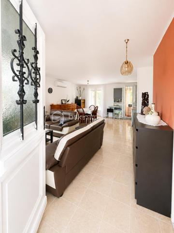 Vous cherchez une maison clé en main, au calme, où il y fait bon vivre dès le premier jour ?

Cette charmante maison familiale de plain-pied située au sein d'une résidence paisible , pourrait bien être celle que vous attendiez.

Dès l'entrée, le coup de cœur opère :

Une superbe pièce de vie de 45 m2 baignée de lumière, et  sa cuisine ouverte pensée pour des moments de convivialité et de partage. Véritable atout supplémentaire : une véranda /terrasse couverte de 15 m2 prolonge harmonieusement la maison et crée un espace de vie supplémentaire agréable en toute saison . 

L'espace nuit se compose de trois chambres avec une salle d'eau et un WC indépendant pour plus de praticité ;

Les + :
. Un Confort assuré en toute saison grâce à la climatisation ;
. Plusieurs stationnements possibles ;
. Un garage servant d'atelier et sa buanderie pouvant potentiellement être transformé.
. Aucun vis à vis ;
. Un Environnement calme et verdoyant ;
. Maison non mitoyenne
. A Proximité des commodités et axes autoroutiers.

Un bien rare sur le secteur, idéal pour les familles ou pour ceux qui souhaitent vivre de plain-pied dans un cadre serein.

N'hésitez pas à nous solliciter. Disponible 7 jours / 7